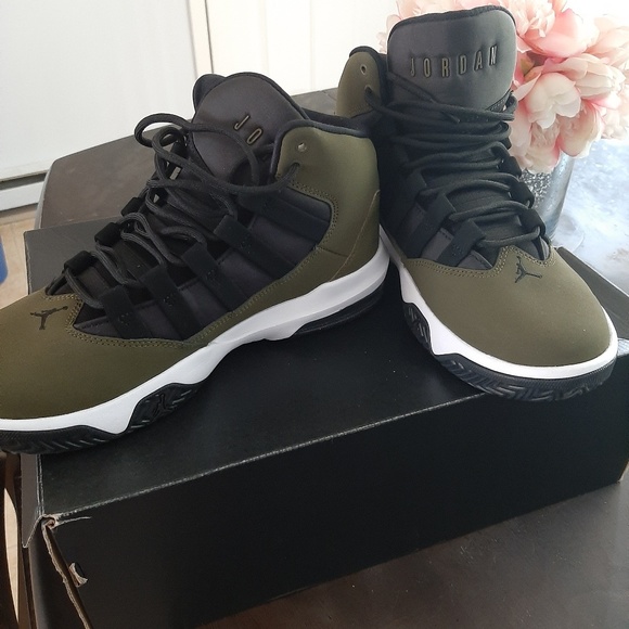 jordan max aura olive green